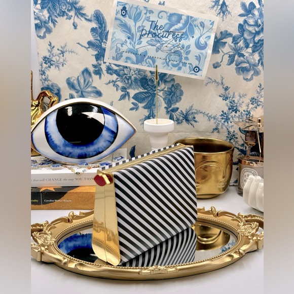 🆕 LULU GUINNESS 🧿 Karlie Leather Striped Clutch with Lip Closure, Black/White - Picture 2 of 12